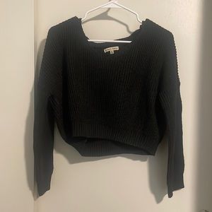 Cropped black knitted shirt